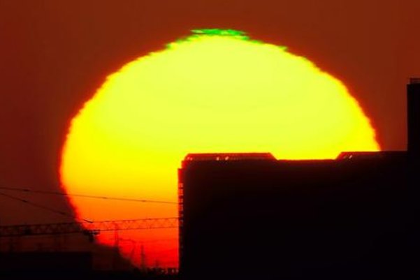 福建平潭现出现“太阳绿闪”，气象局专家对此有何解释？