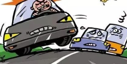 常台高速一女司机欲从两车中间超车致多车事故，开车抱有侥幸心理有多可怕？