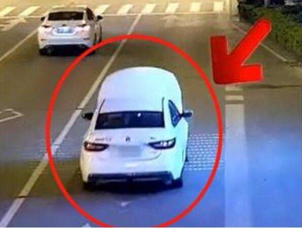 女司机开着引擎盖盲开半小时,这种行为是否该遭到谴责?