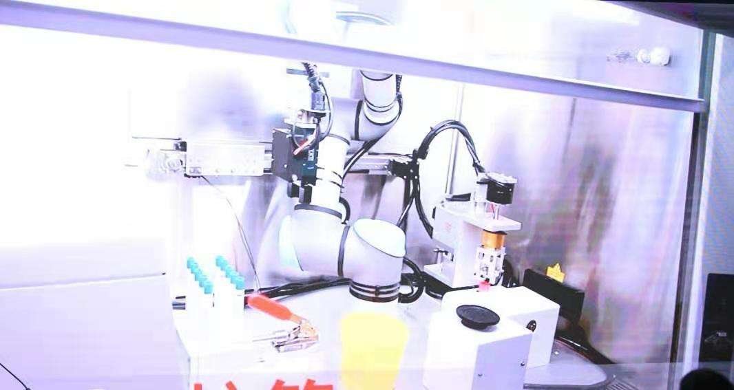 核酸采样机器人现身上海街头，这种机器人是否可能完全取代人工？