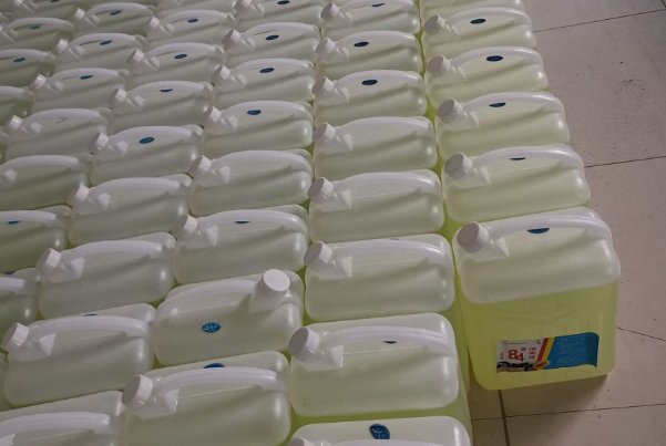 郑州女子好奇看防疫消杀，消毒液正好喷到其脸上，这种情况该如何紧急处理？