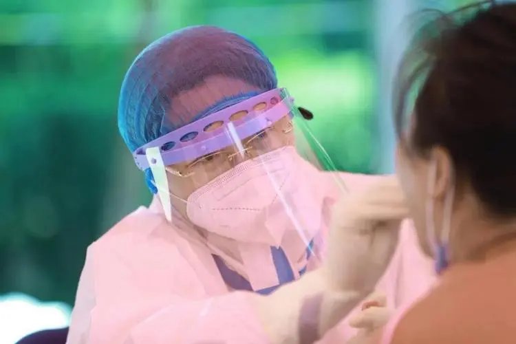 深圳核酸检测点不配合采集女子火了，她为何会有如此奇怪的举动？