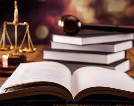 浙江一男子不服判决向法院送侮辱性锦旗，该名男子的行为是否涉嫌违法