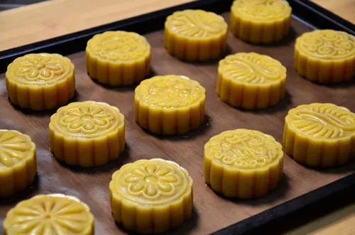 衢州一所小学的小学生卖自制月饼筹款助学，这些月饼的销售情况如何？