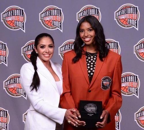 泪目!科比大女儿替父亲穿上名人堂夹克，现场还出现了哪些感人瞬间？