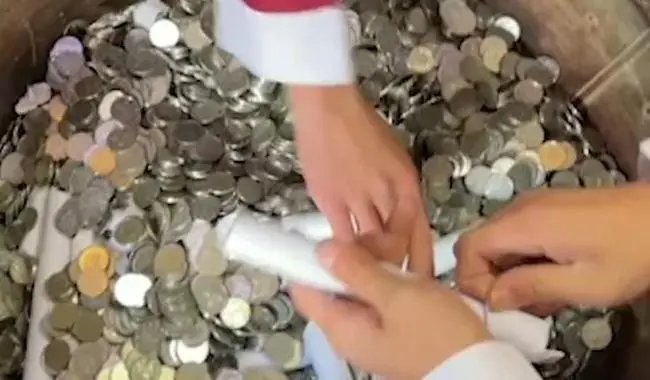 好友结婚,男子背84斤硬币随礼:新郎的零花钱!你有这样的哥们吗?