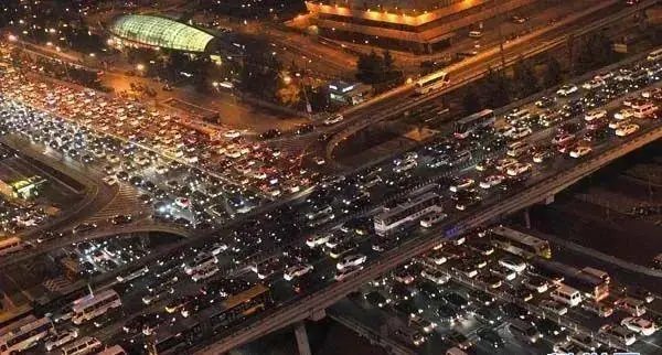 专家建议年轻人别在通勤上花太久，省下的时间真的能被有效利用起来吗？