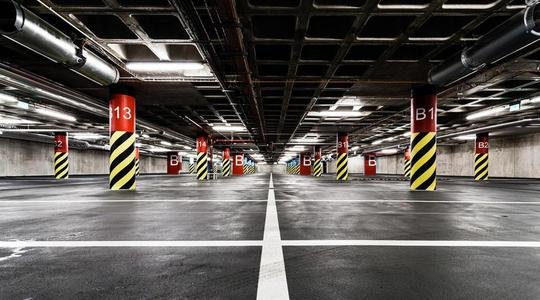 小区停车位不足，邻居家老人天天去蹲点抢车位合理吗？