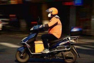 如何看待外卖小哥载交警一路猛追酒驾男一事？