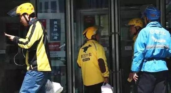 外卖小哥劝回逃逸肇事司机，小哥的举动是否值得我们学习？