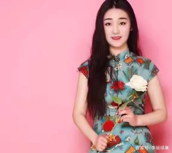 大衣哥儿媳旗袍写真曝光，与结婚照比起来究竟哪一个更美？