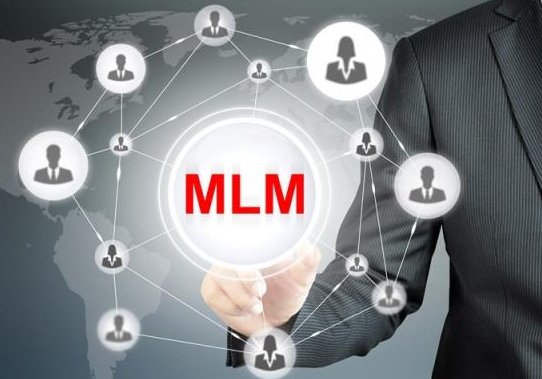 辽宁一商家用一排红色假人“赶尸式”游街宣传引热议，此举有何不妥之处？