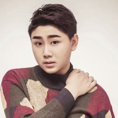 求一首歌，歌词是当我回头时，你就在我身后。