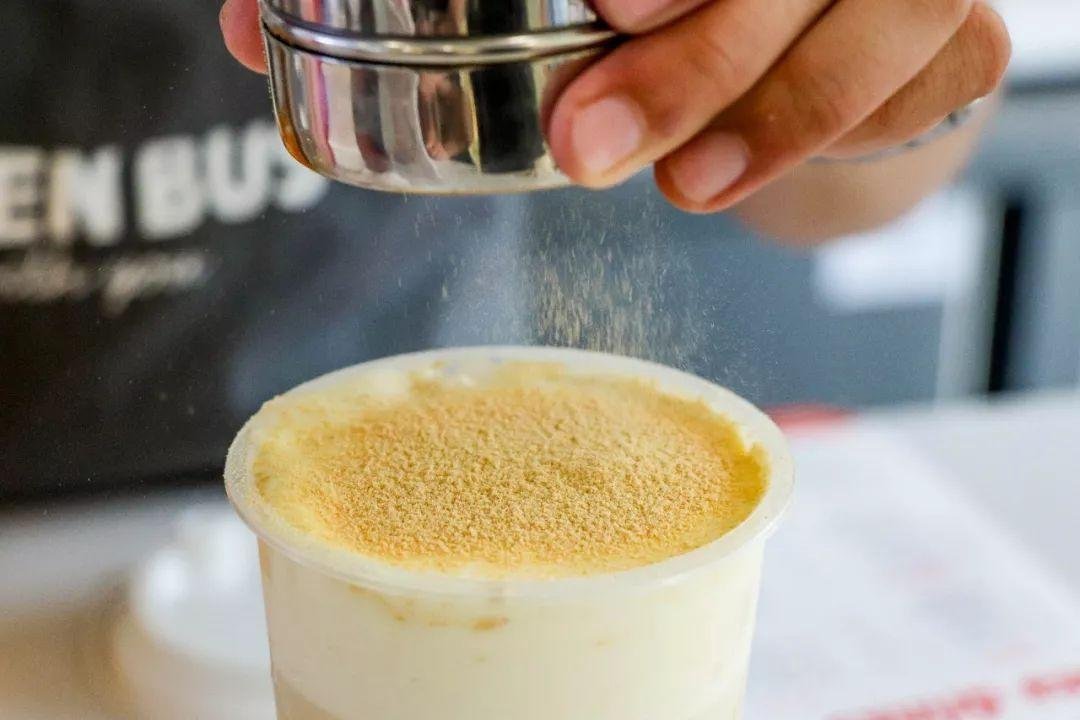 重庆一必胜客顾客被洒果汁要求赔偿2800元，这种要求合理吗？