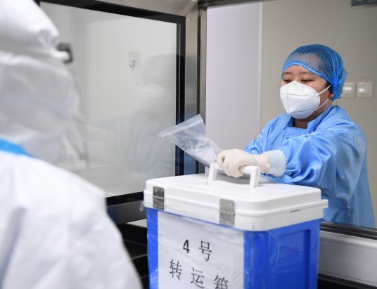 疫情之下的新型职业核酸检测员，日薪上千，他们的工作有多艰辛？