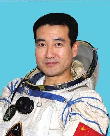 翟志刚二次出征太空，他上次执行出舱任务时的感受怎么样？