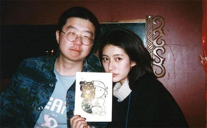 31岁李诞与陌生美女好亲密，被摸脸蛋气氛暧昧，你如何看待他的这种行为？