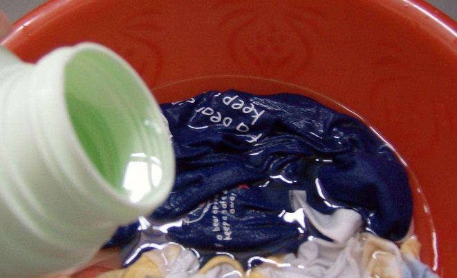 为什么湿掉的布料看起来会比干的布料看起来颜色更深？