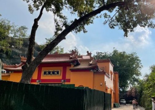 “供奉战犯牌位”的玄奘寺暂停开放，佛门寺庙商业化会带来哪些危害？