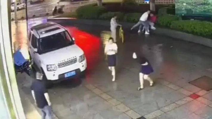 恶劣！男子持刀报复女友错捅过路女孩，其行为会被如何定性？