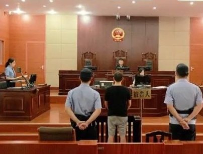 浙江一男子不服判决向法院送侮辱性锦旗，该名男子的行为是否涉嫌违法