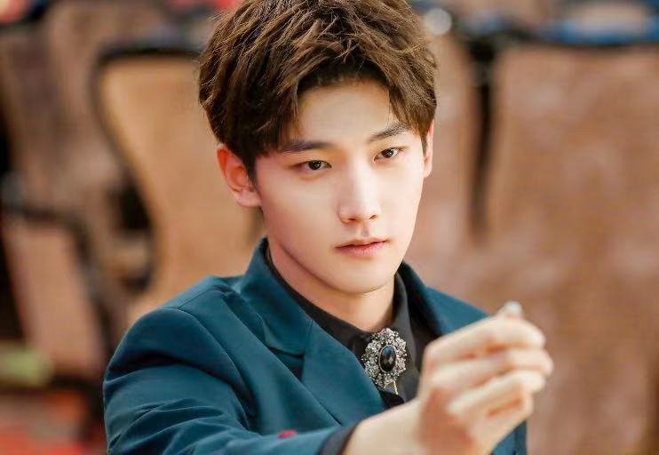 有网友拍到邢昭林连夜买李宁，明星这是在爱国还是避嫌？