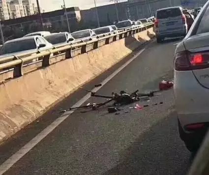 郑州医学院门口一轿车从高架坠落砸到车辆，事发现场有无人员伤亡？