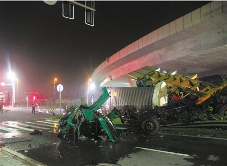 郑州医学院门口一轿车从高架坠落砸到车辆，事发现场有无人员伤亡？