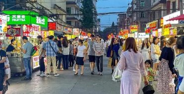 湖北城管一脚踢翻小贩摊位粗暴执法,如何做好对小商贩的监控?