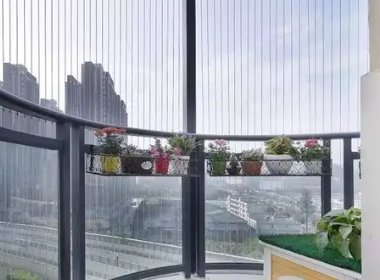 太过惊险！女子失足掉下后悬挂在3楼邻居的雨棚上，阳台该不该做防护网？