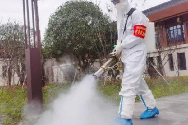 哈尔滨大白撬开蛋糕店大门做消杀工作,此事引发了怎样的误会?