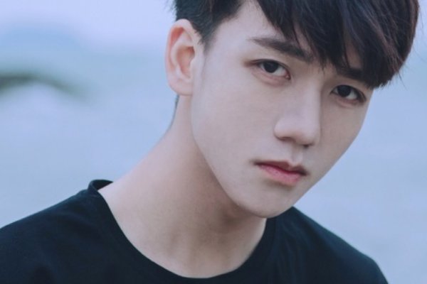 男生左手食指和无名指都带戒指是什么意思?