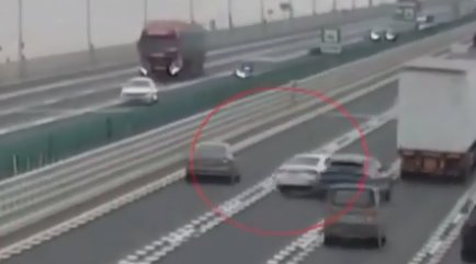 常台高速一女司机欲从两车中间超车致多车事故，开车抱有侥幸心理有多可怕？