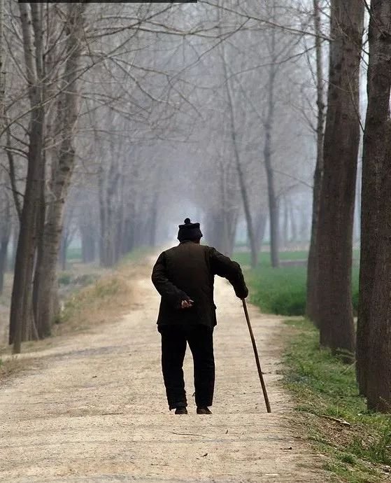 湖北一女子出门，爷爷听到车声出门目送孙女远去，如何从心理学看待此事？