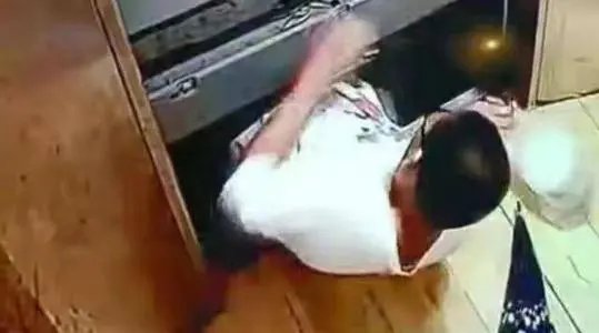 小区保安回应男孩被困电梯坠亡，小区物业需要承担什么责任？