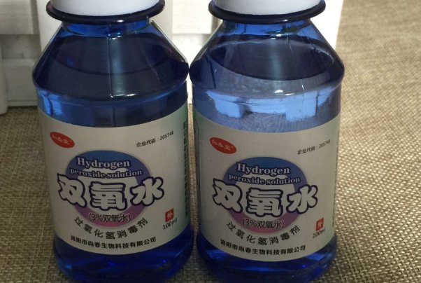 郑州女子好奇看防疫消杀，消毒液正好喷到其脸上，这种情况该如何紧急处理？