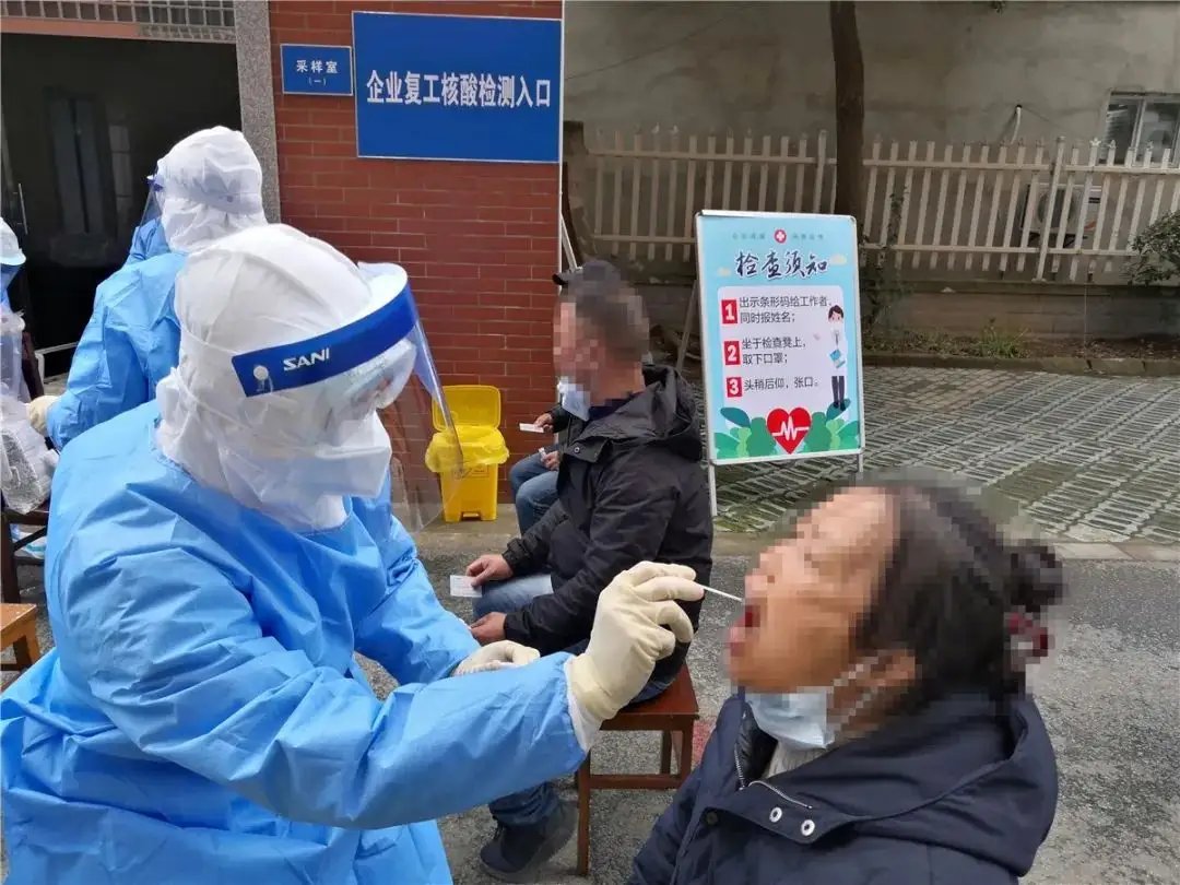 深圳核酸检测点不配合采集女子火了，她为何会有如此奇怪的举动？