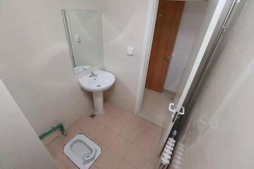 南阳一学校宿舍厕所没装门，校方：为方便学生，这真的方便吗？