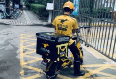 美团骑手殴打顾客后疑似仍正常工作，当事人对此有何回应？