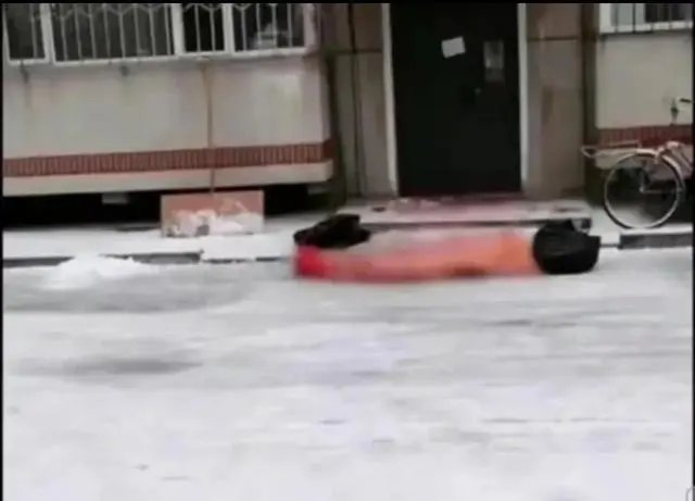 黑龙江一60岁男子帮保洁员妻子扫雪身亡，你对此事有何看法？