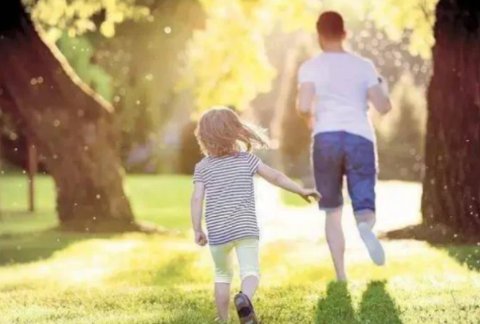 爸爸跨桌给女儿夹鸡腿,送完一只又送一只,为什么这一幕会引发争议呢?