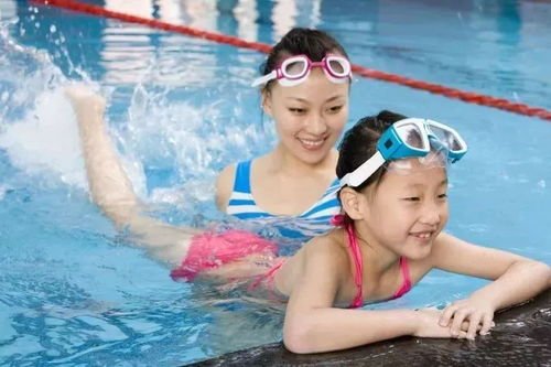 妈妈在家中为孩子造心形泳池引围观,从妈妈的举动中体现出了哪些爱意?