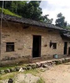 两男童被父亲扔井中，背后的原因是什么？