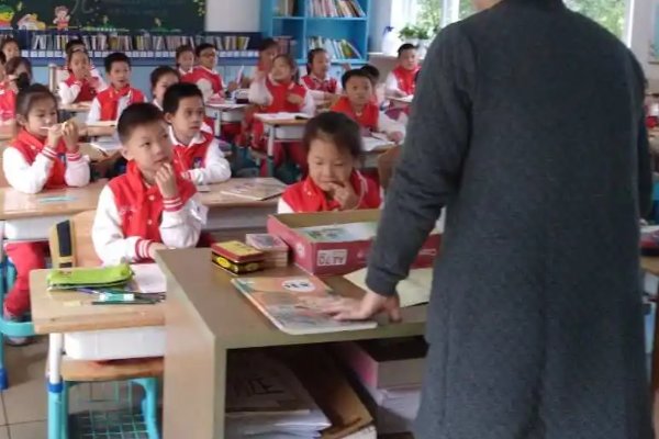 为什么晚上小芳看见爸妈房子的灯亮着？