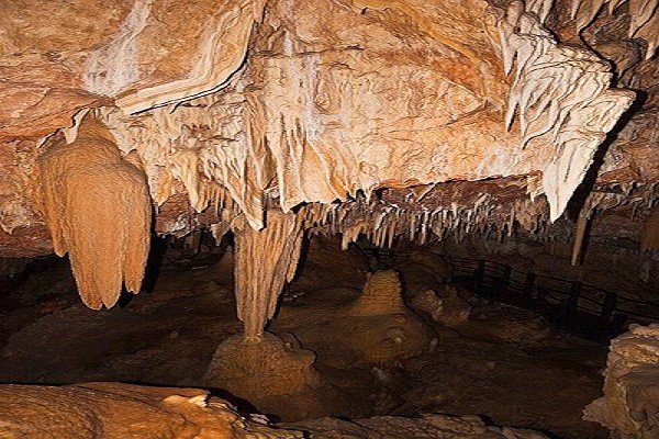 石灰岩洞钟乳石是怎么长出来的？