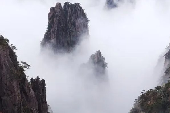 黄山奇石狮子抢球怎么写一段话