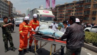 江苏一行人推婴儿车过马路时被撞飞，目前行人与婴儿的情况如何了？