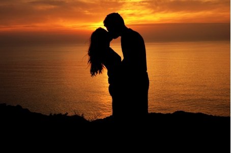 男人在享受女人对他撒娇的时候，实际上在想什么？