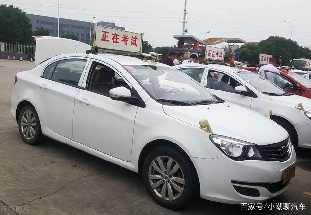 学开车怎样才能知道车身正不正？