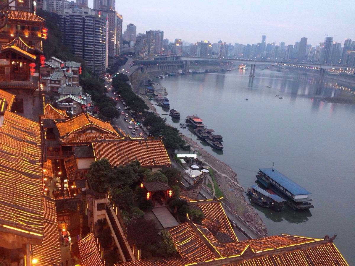 近日重庆洪崖洞附近商业街被淹，现场具体有多严重？